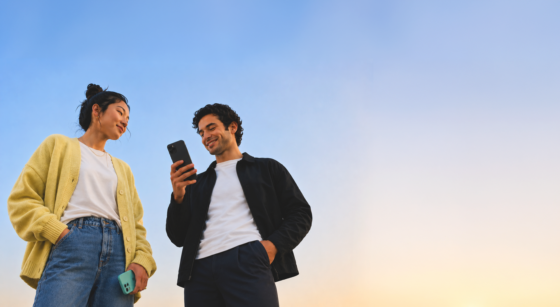 Un couple d'entrepreneurs consulte son application métier sur smartphone